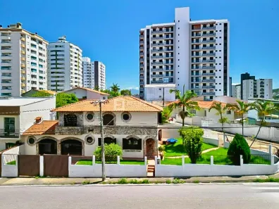 Casa com 3 Quartos à venda, 208m² no Barreiros, São José