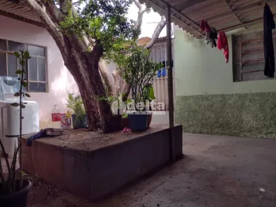 Casa com 5 Quartos à venda, 210m² no Presidente Roosevelt, Uberlândia