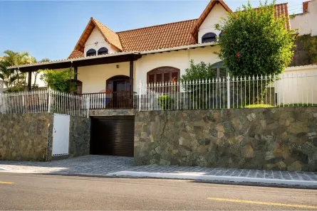 Casa com 5 Quartos para alugar, 400m² no Santa Terezinha, Juiz de Fora