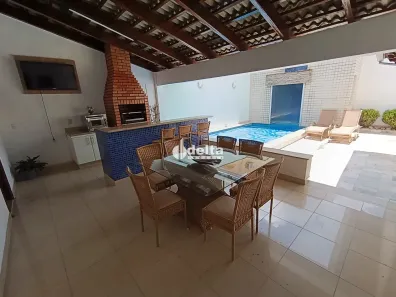 Casa com 5 Quartos para alugar, 461m² no Santa Mônica, Uberlândia