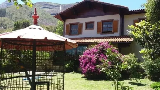 Casa com 5 Quartos para venda ou aluguel, 500m² no Samambaia, Petrópolis