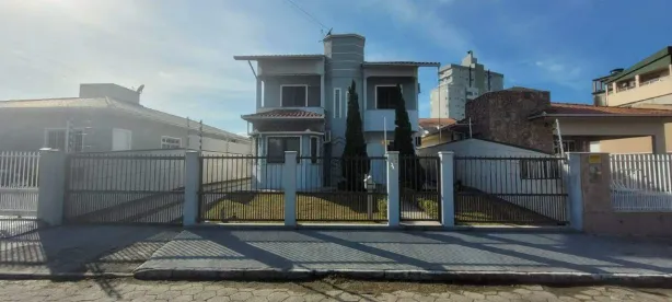 Casa com 3 Quartos para alugar, 140m² no Centro, Palhoça