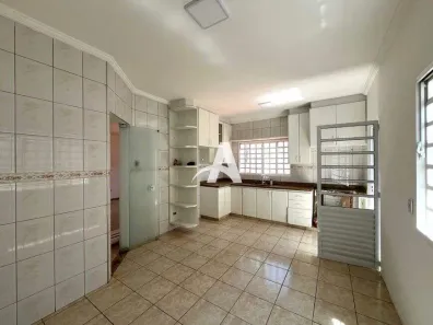Casa com 3 Quartos para alugar, 210m² no Jardim Karaíba, Uberlândia