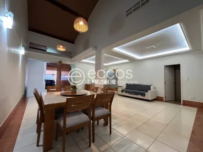 Casa com 4 Quartos à venda, 218m² no Santa Mônica, Uberlândia