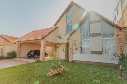 Sobrado com 5 Quartos à venda, 250m² no Uvaranas, Ponta Grossa