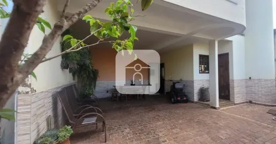 Sobrado com 3 Quartos à venda, 186m² no Centro, Araguari