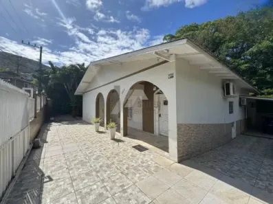 Casa com 3 Quartos à venda, 450m² no Itacorubi, Florianópolis