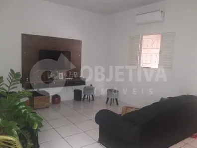 Casa com 6 Quartos à venda, 250m² no Laranjeiras, Uberlândia