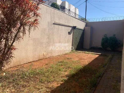 Casa com 8 Quartos para alugar, 270m² no Marta Helena, Uberlândia