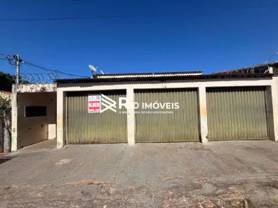Casa com 3 Quartos para alugar, 60m² no Jardim das Palmeiras, Uberlândia