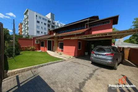 Casa com 3 Quartos à venda, 193m² no Bom Retiro, Joinville