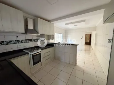 Casa com 3 Quartos para alugar, 180m² no Jardim Europa, Uberlândia