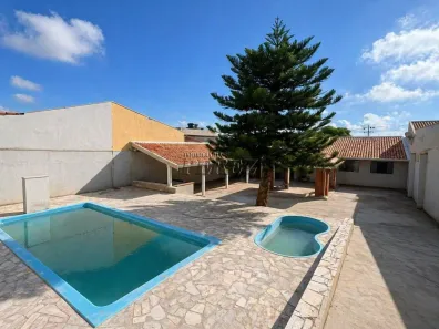 Casa com 3 Quartos para alugar, 140m² no Colúmbia, Londrina