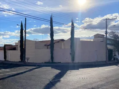 Casa com 4 Quartos à venda, 341m² no Jardim São Bento, Uberaba