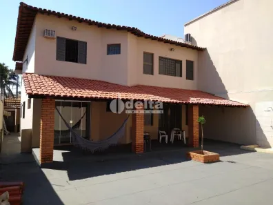 Casa com 4 Quartos à venda, 230m² no Vigilato Pereira, Uberlândia