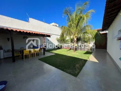 Casa com 3 Quartos para alugar, 200m² no Jardim Inconfidência, Uberlândia