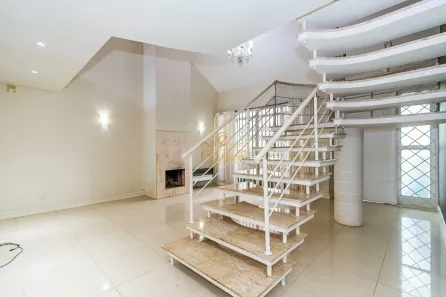 Casa com 3 Quartos para alugar, 450m² no Jardim Social, Curitiba