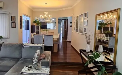 Casa com 3 Quartos à venda, 240m² no Jardim Karaíba, Uberlândia