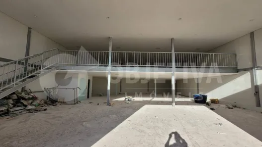 Galpão/Depósito/Armazém à venda, 560m² no Segismundo Pereira, Uberlândia