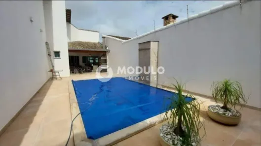 Casa com 3 Quartos para alugar, 270m² no Segismundo Pereira, Uberlândia