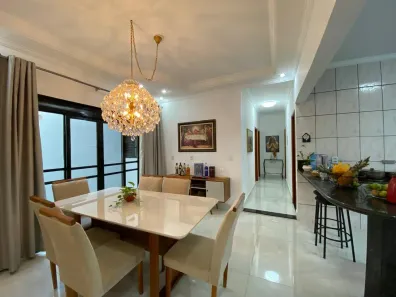 Casa com 3 Quartos à venda, 250m² no Jardim Patrícia, Uberlândia