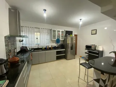Sobrado com 4 Quartos à venda, 225m² no Vila Redenção, Goiânia