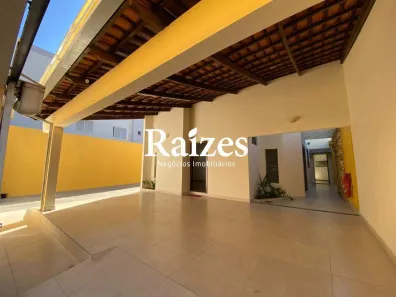 Casa com 5 Quartos para alugar, 240m² no Santa Mônica, Uberlândia