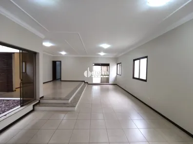Casa com 3 Quartos à venda, 262m² no Jardim Karaíba, Uberlândia