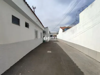 Casa com 2 Quartos para alugar, 70m² no Presidente Roosevelt, Uberlândia