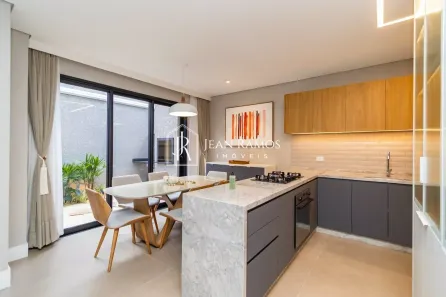 Sobrado com 3 Quartos à venda, 215m² no Xaxim, Curitiba