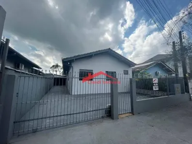 Casa com 3 Quartos para alugar, 125m² no Floresta, Joinville
