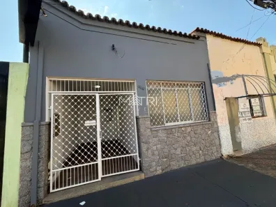 Casa com 3 Quartos para venda ou aluguel, 141m² no Centro, Araraquara