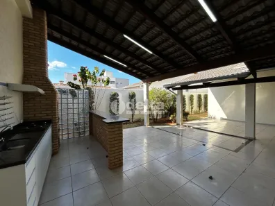 Casa com 3 Quartos à venda, 300m² no Santa Mônica, Uberlândia