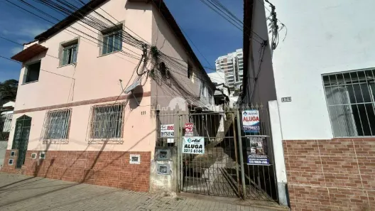 Casa com 2 Quartos para alugar, 60m² no Granbery, Juiz de Fora