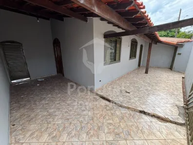 Casa com 3 Quartos para alugar, 150m² no Presidente Roosevelt, Uberlândia