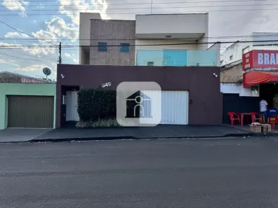 Casa com 3 Quartos para alugar, 240m² no Presidente Roosevelt, Uberlândia