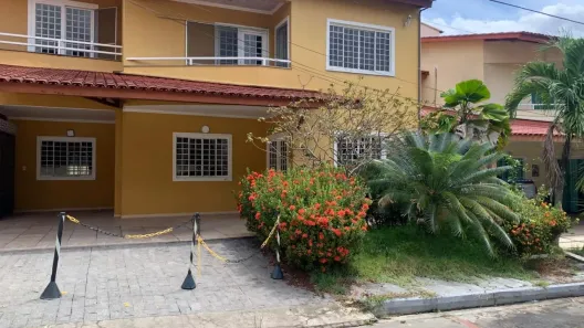 Casa de Condomínio com 5 Quartos à venda, 250m² no Adrianópolis, Manaus