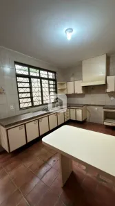 Casa com 3 Quartos à venda, 241m² no Santa Mônica, Uberlândia