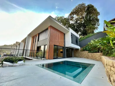 Sobrado com 3 Quartos à venda, 311m² no América, Joinville