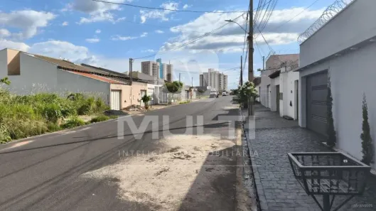 Lote/Terreno com 1 Quarto à venda, 250m² no Jardim Europa, Uberlândia