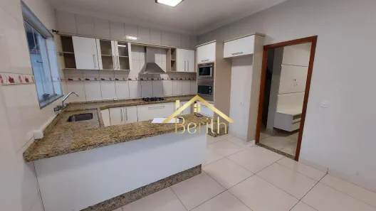 Sobrado com 3 Quartos para alugar, 170m² no Piracangaguá, Taubaté