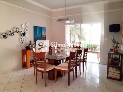 Sobrado com 4 Quartos à venda, 354m² no Jardim Karaíba, Uberlândia