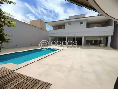 Casa com 3 Quartos para alugar, 600m² no Patrimônio, Uberlândia