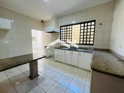 Casa com 3 Quartos para alugar, 360m² no Santa Mônica, Uberlândia