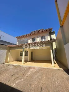 Casa com 3 Quartos à venda, 500m² no Bom Jesus, Uberlândia