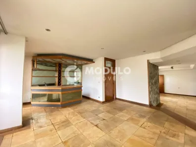 Apartamento com 4 Quartos para alugar, 300m² no Fundinho, Uberlândia