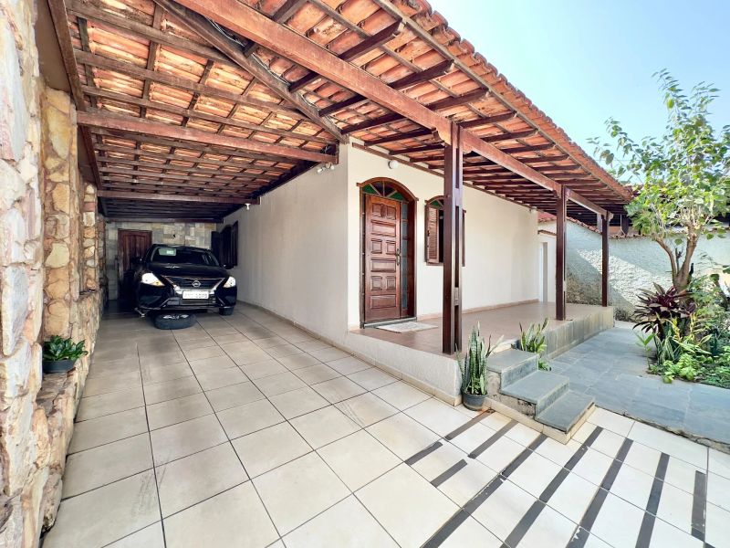 Casa com 4 quartos — Santa Mônica, Belo Horizonte