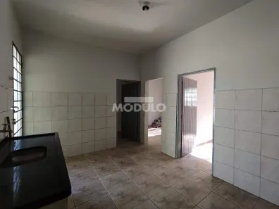 Casa com 3 Quartos para alugar, 50m² no Centro, Uberlândia