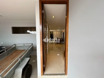 Casa com 4 Quartos para alugar, 294m² no Brasil, Uberlândia