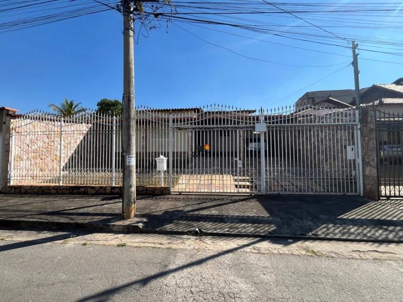 Casa com 3 quartos — Santa Mônica, Belo Horizonte